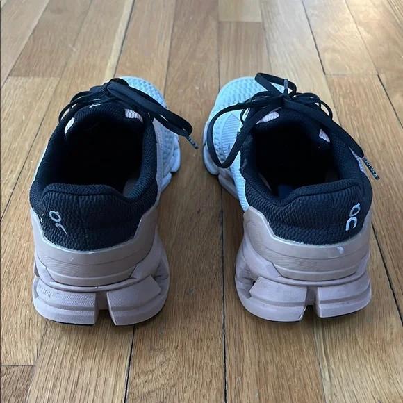 On Running Black and White Athletic Shoes Sleek Design - Picture 2 of 10